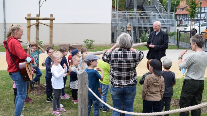 Musikalischer Empfang der Gruppe Ameisenhügel für Weihbischof Dr. Nikolaus Schwerdtfeger im Inklusiven Campus Duderstadt. | Foto: Johannes Broermann / cps