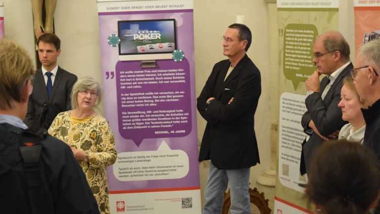 Caritas-Suchtberaterin Friederike Smilge erläutert die neue Wanderausstellung während der Ausstellungseröffnung. | Foto: Johannes Broermann / cps