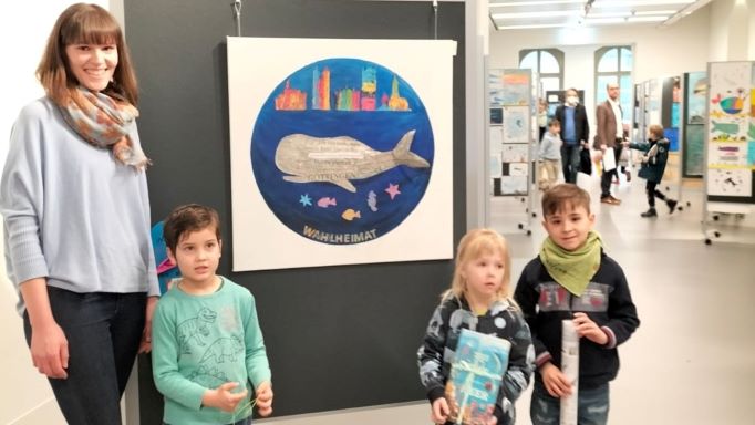 Freude über den Gewinn: Antonia Bode mit Kita-Kindern im Forum Wissen. ​​​​​​​| Foto: Caritas