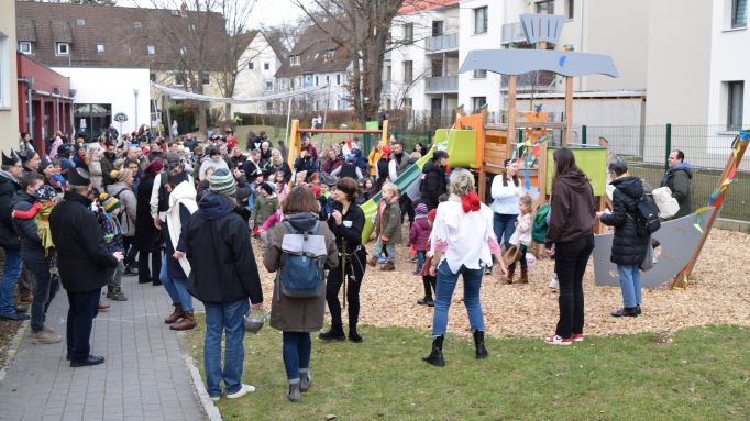 Zahlreiche Familien der Kitas im Caritas-Centrum feierten gemeinsam das Piratenfest. | Foto: Johannes Broermann / cps