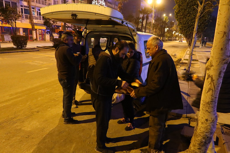 Die Caritas fährt jeden Abend mit ihrem mobilen Team warme Mahlzeiten innerhalb von Iskenderun/Türkei aus. | Foto: Caritas international / Moritz Gilles