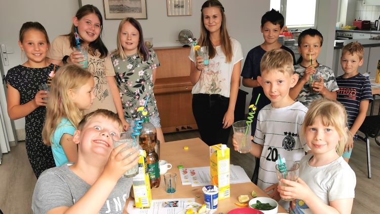 Mit dem Cocktailkurs begeisterte Nadine Dirks (Mitte) die Kinder in Katlenburg. | Foto: Jens Brinkmann / Jugendpflege Katlenburg-Lindau