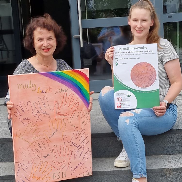Die Caritas-Mitarbeiterinnen Mathilde Henke (l.) und Lisa Severitt laden ein zur 1. Selbsthilfewoche im Landkreis Northeim ab 4. September 2023. | Foto: Caritas Northeim