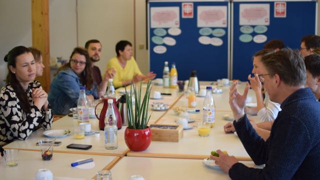 Die Frühstücksrunde zum Tag der Pflege 2023 tauschte sich über die aktuellen Ausbildungsbedingungen aus. | Foto: Broermann / cps
