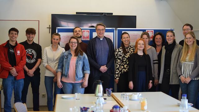 Propst Thomas Berkefeld (Mitte) freute sich mit Geschäftsbereichsleiterin Manuela Kunze (4. v. r.) über den Austausch mit den Caritas-Azubis und ihren Ausbildungsbeauftragten. | Foto: Broermann / cps