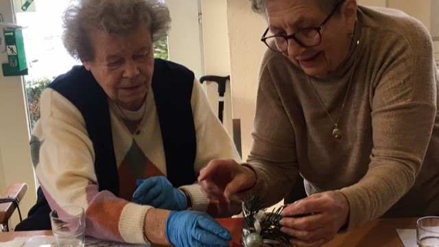 Backen und Basteln in der Tagespflege Duderstadt. | Foto: Caritas