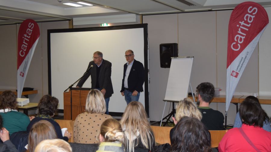 Die Caritas-Vorstände Ralf Regenhardt (l.) und Holger Gatzenmeyer sprechen beim Elisabethtag. | Foto: Johannes Broermann / cps