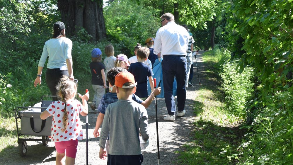 Die Kita-Gruppe geht mit Bürgermeister Thorsten Feike über den Wall. | Foto: Johannes Broermann / cps