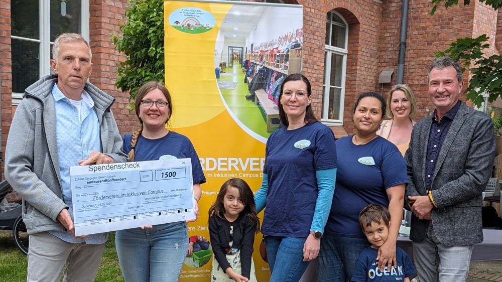 Roland Gerlach (links) und Matthias Schenke (rechts) kamen zur Scheckübergabe an den Förderverein in den Campus. | Foto: Caritas