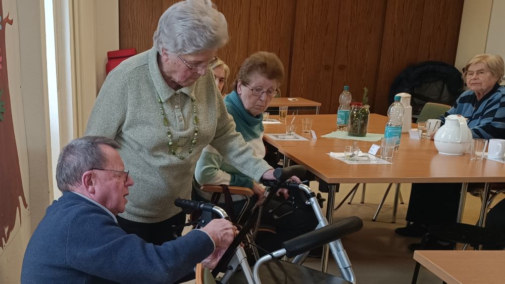 Konzentriert bei der Arbeit: Siggi Stroch erklärt die Einstellungsmöglichkeiten am Rollator. | Foto: Caritas