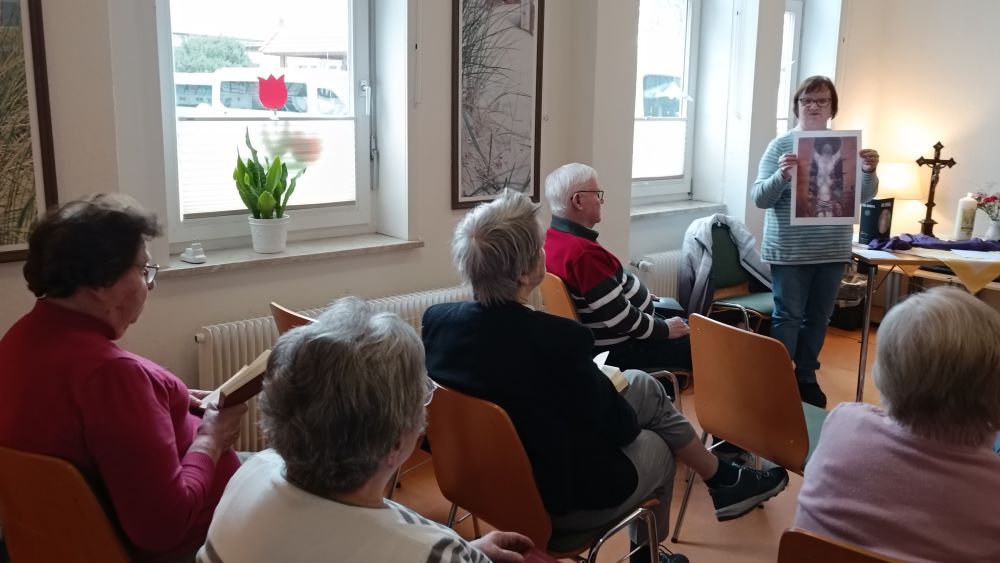 Während der Fastenzeit 2024 besuchten uns die Andachtsdamen aus der Pfarrgemeinde St. Cyriakus in der Tagespflege Duderstadt.