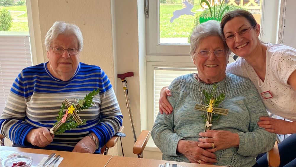 In unserer Tagespflege wurden Palmkreuze aus Naturmaterialien gebastelt.