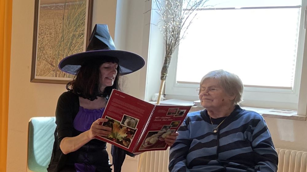 Pünktlich zum Thema „Walpurgisnacht“ konnten sich unsere Gäste über den Besuch der Kräuterhexe „Walburga“ freuen. | Foto: Caritas