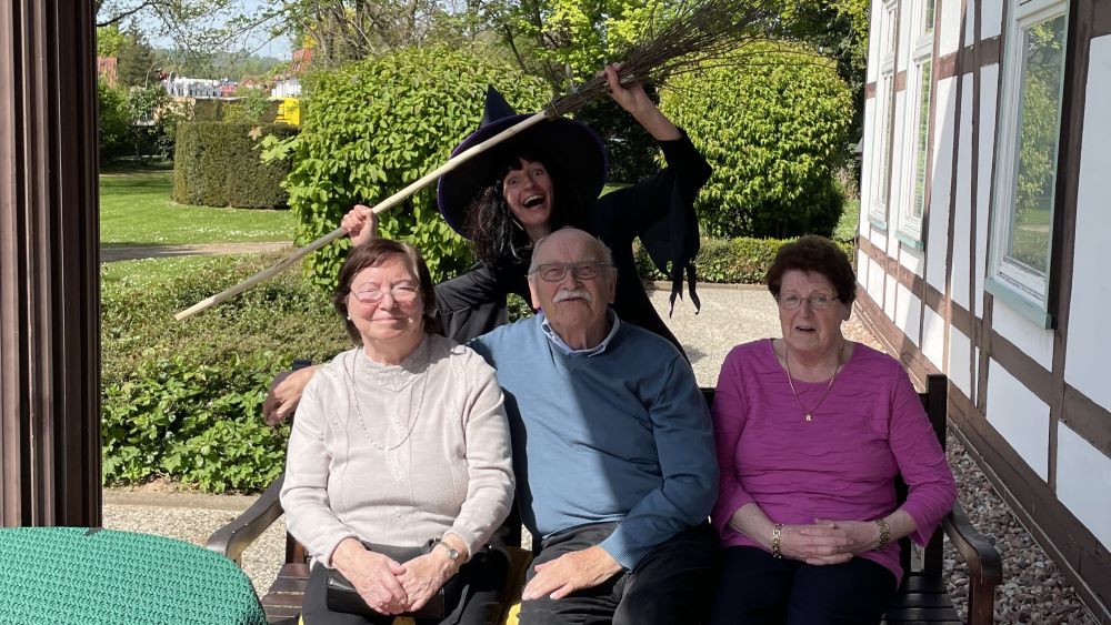 Pünktlich zum Thema „Walpurgisnacht“ konnten sich unsere Gäste über den Besuch der Kräuterhexe „Walburga“ freuen. | Foto: Caritas