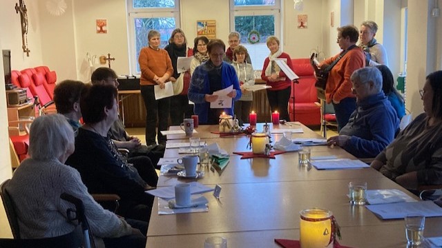 Der Singkreis der St. Cyriakus-Gemeinde unter Leitung von Verena Nöhren (mit Gitarre) brachte weihnachtliche Vorfreude in die Tagespflege Duderstadt. | Foto: Caritas