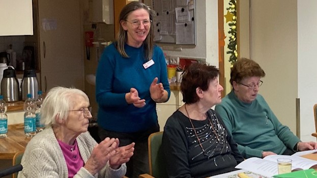 Der Singkreis der St. Cyriakus-Gemeinde unter Leitung von Verena Nöhren (mit Gitarre) brachte weihnachtliche Vorfreude in die Tagespflege Duderstadt. | Foto: Caritas
