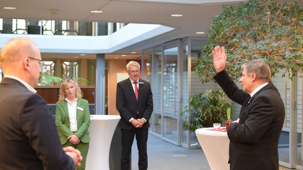 Pfarrer Matthias Kaminski segnete Menschen und Räume.