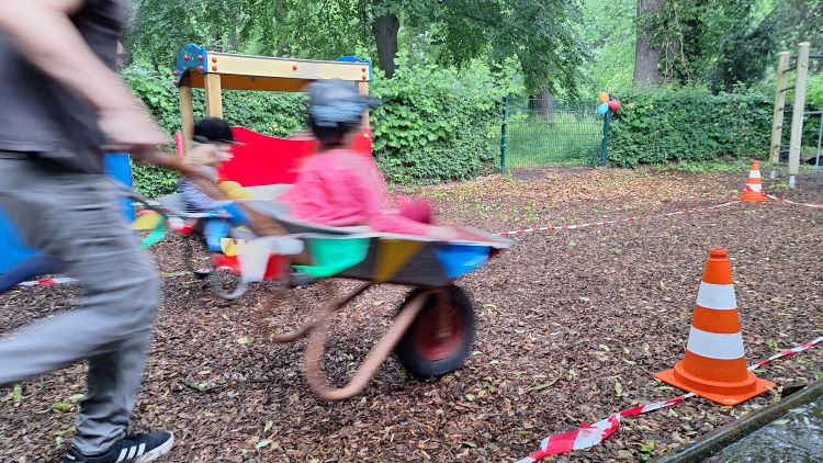 Schubkarrenrennen, Dosenwerfen sowie "Kaffee und Kuchen" gehörten zum Festprogramm. | Foto: Johannes Broermann / cps