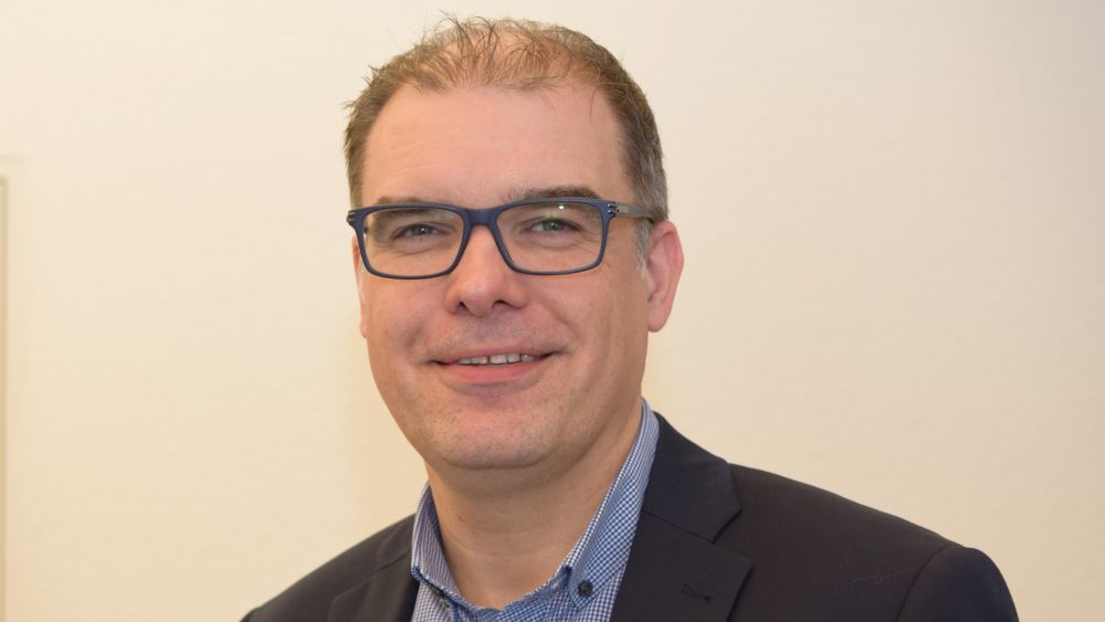 „Jetzt heißt es Flagge zeigen für gesellschaftlichen Zusammenhalt und dem Rechtsruck nachhaltig mit Argumenten und demokratischen Mitteln entgegenzutreten. Unsere Demokratie darf nicht untergraben werden, um unsere Gesellschaft zu spalten.“ – Holger Gatzenmeyer, Vorstand Caritasverband Südniedersachsen e.V.