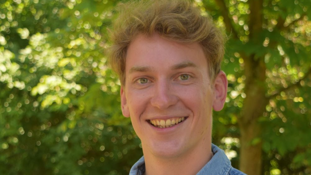 „Wir als Einzelne mit unseren demokratischen Werten werden erst im Lichtkegel der Öffentlichkeit zu einem Kollektiv. Für die Kinder und Jugendlichen möchte ich ein Vorbild sein, das für Vielfalt, Toleranz und eine offene Gesellschaft steht.“ – Konstantin Krolop, FamilySchooling Duderstadt