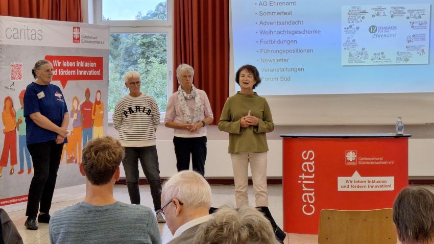 Ehrenamtliche berichten gemeinsam mit Mathilde Henke (r.) aus der Arbeit im Caritex-Laden Northeim und FAIRKAUF-Laden Duderstadt. | Foto: Johannes Broermann / cps