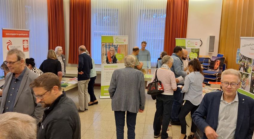 Zahlreiche Projekte und Einrichtungen hatten Infostände aufgebaut. | Foto: Johannes Broermann / cps