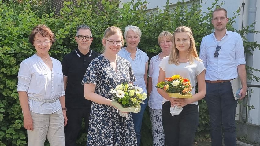 Abschied und Neuanfang für das Familienzentrum mobil Northeim (v.l.): Mathilde Henke (Caritas), Jugendpfleger Stefano Turano (Bodenfelde), Janina Wilharm (Caritas), Dörte Rojahn (Landkreis Northeim), Heike Packeiser-Müller (Kalefeld), Nadine Dirks (Caritas) und Bürgermeister Sven Wolter (Dassel). | Foto: Projektausschuss