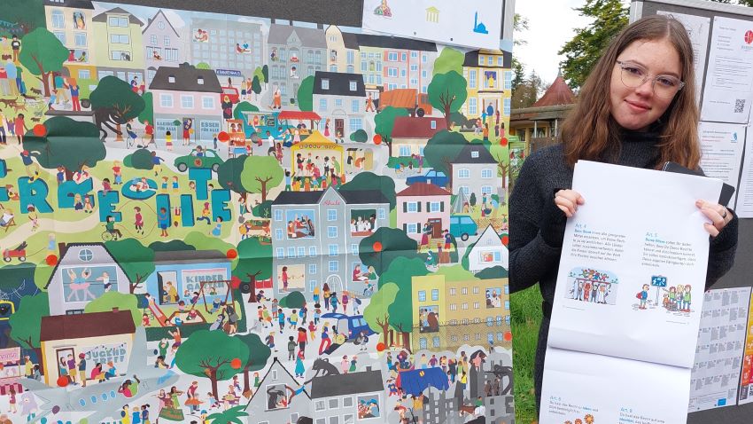 Larissa erklärt am Stand des Stadtjugendrings den Kindern ihre Rechte. | Foto: Mathilde Henke / Caritas