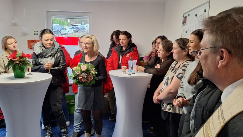 Teamleiterin Beate Kracht (Mitte) dankt den Mitarbeitenden mit Worten und ...