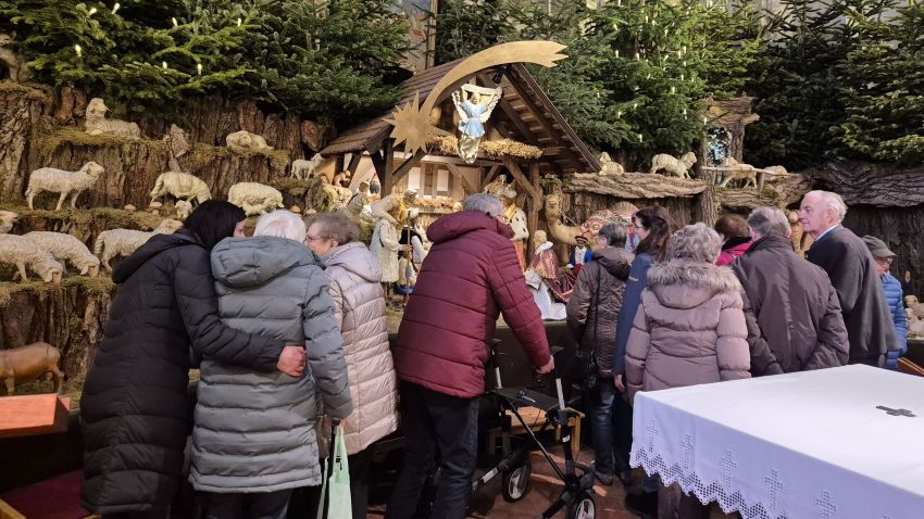 Die Tagespflege Duderstadt besichtigte die Krippe in der Pfarrkirche St. Laurentius in Gieboldehausen. | Foto: Caritas