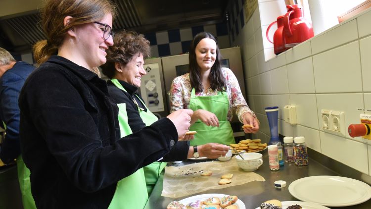 Landtagsabgeordnete Pippa Schneider (l.) half beim Plätzchenbacken. | Foto: Blank