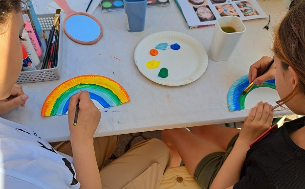 Neben Verkaufsständen gab es auch Kinderschminken und eine Bastel- und Malecke. Für das leibliche Wohl wurde außerdem gesorgt. | Foto: Hartnack/Caritas