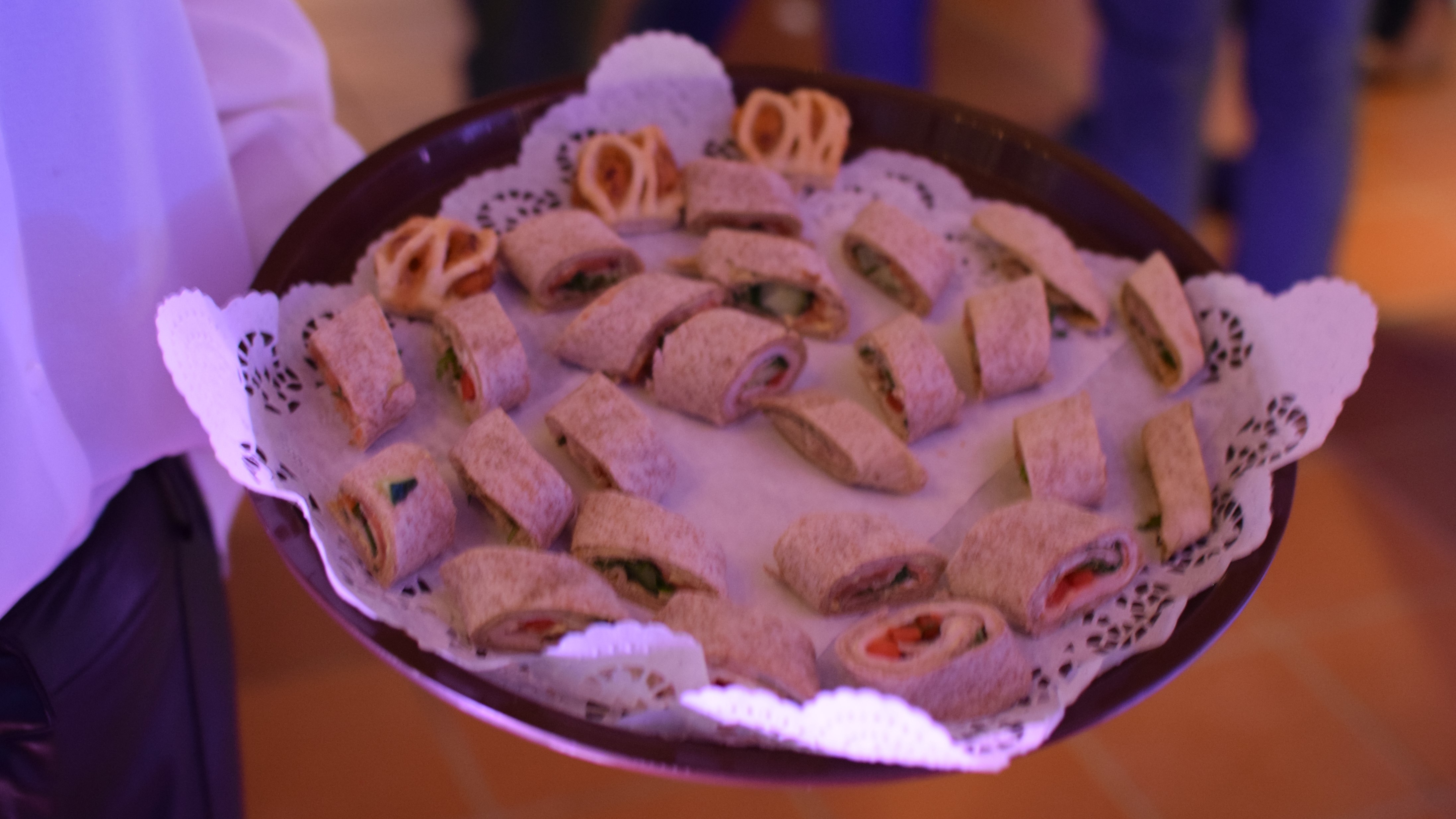 Zum Essen werden Häppchen gereicht.