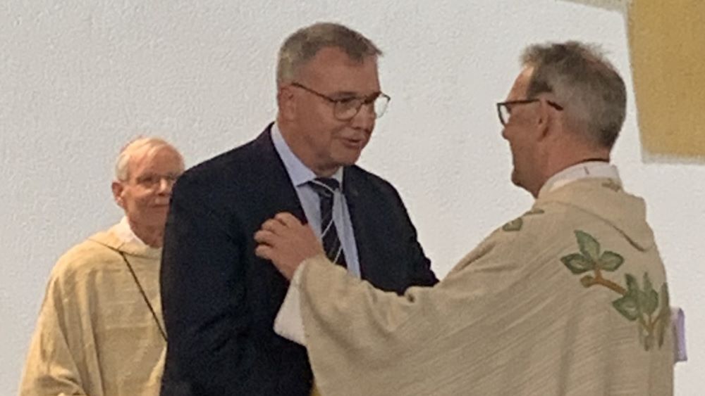 Dechant Wigbert Schwarze bedankt sich bei Ralf Regenhardt. | Foto: Holger Gatzenmeyer